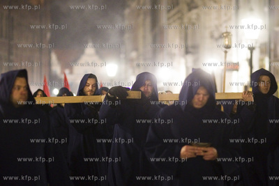 Gdańsk. Misterium Nocne. Uczestnicy misterium na ul....