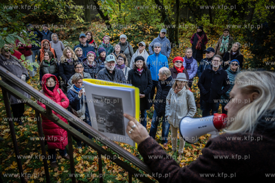 Mieszkańcy kurortu spacerowali w niedzielę z przewodniczką...