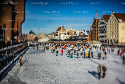 Tłumy spacerowiczów na zamarzniętej Motławie w...