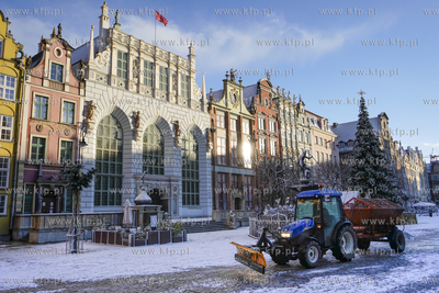 Odśnieżanie i posypytanie solą Długiego targu w...