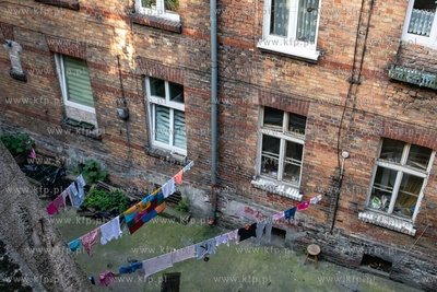 Gdańsk, Biskupia Górka. Nz. Pranie na sznurku.  7.07.2020...