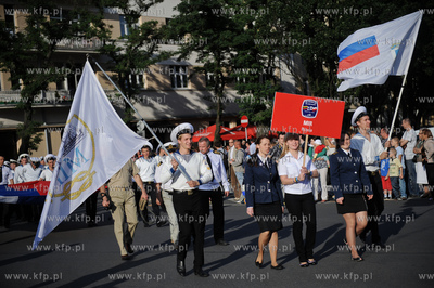 Gdynia. Parada zalog startujacych w Zlocie Zaglowcow...