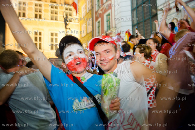 Gdansk. Dlugi Targ. Sympatycy Polskiej reprezentacji...