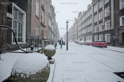Gdansk. Ul. Ogarna. Zima i obfite opady sniegu wrocily...