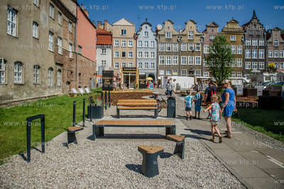 Gdansk. Skwer miedzy ulica Mariacka, a Sw. Ducha. Prezentacja...