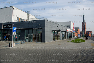 Gdansk. Chelm. Nowo powstaly kompleks handlowo - uslugowy...