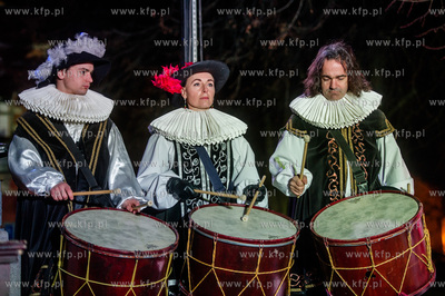 Gdansk. Zieleniec przy pomniku Jana Heweliusza. Widowisko...