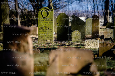 Gdansk. Zdewastowane przez nieznanych sprawcow plyty...