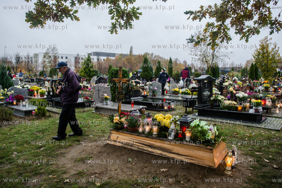 Gdańsk. Cmentarz Łostowicki. Dzień Wszystkich Świętych....