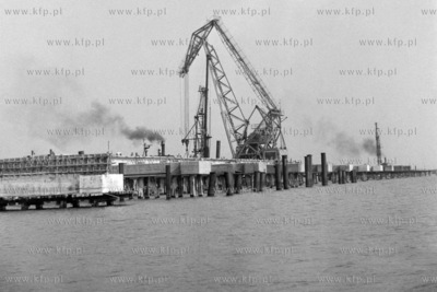 Budowa bazy rudy w Porcie Polnocnym w Gdansku. 
25.03.1976
5marzec76_z.kosycarz_p43
Fot....