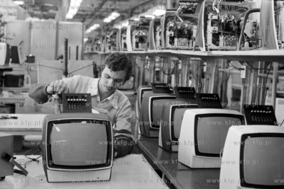 Linia produkcyja przenosnych odbiorników telewizyjnych...