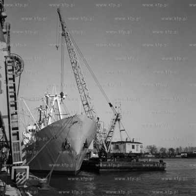 Załadunek statku Olkusz w porcie gdańskim. 
1971
0007455z_1971
Fot....