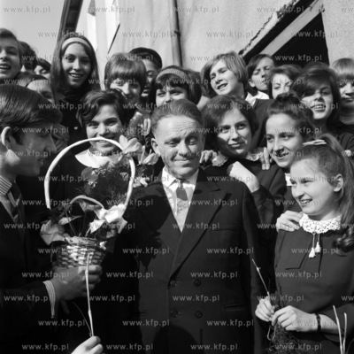 Nauczyciel w otoczeniu młodzieży szkolnej.
03.1967
0000562z_marzec1967
Fot....