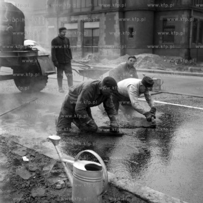 Budowa chodnika przy dworcu PKP przy Podwalu Grodzkim...