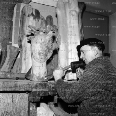 Artysta rzeżbiarz Alfons Łosowski w swojej pracowni.
1968
0004995z_1968
Fot....