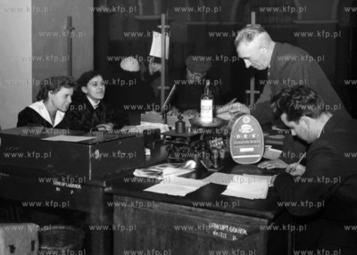 Kontrola celna w urzędzie pocztowym w Gdańsku. (lata60)...