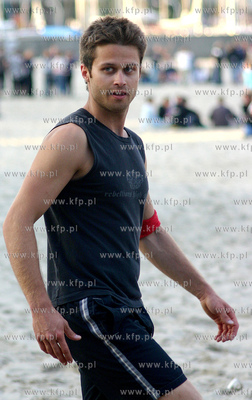 Maciej Zakoscielny gra w siatkowke plazowa na plazy...