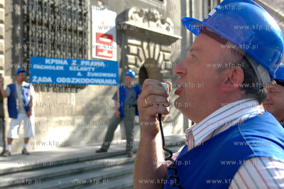 Protest stoczniowcow przed gmachem Sadu Rejonowego...