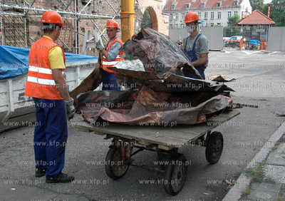 Odbudowa kosciola Sw. Katarzyny w Gdansku. Nz. Robotnicy...
