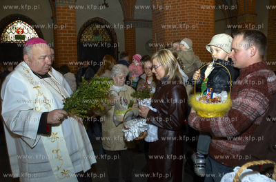 W sobote ks. bp. Jan Bernard Szlaga poswiecil pokarmy...