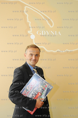 Gdynia znalazla sie na planszy gry MONOPOLY. Nz. Wojciech...