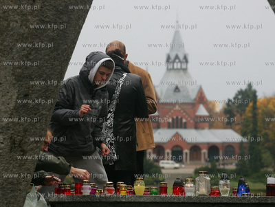 Swieto Zmarlych na szczecinskim cmentarzu centralnym.
Jest...