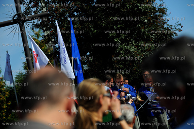 Gdynia. Pikieta pod brama do Stoczni Gdynskiej nawolujaca...