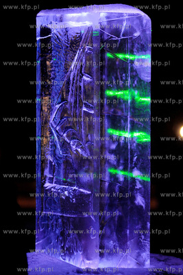 II Festiwal Rzezb Lodowych w Gdyni. Nz. Rzezby iluminowane...