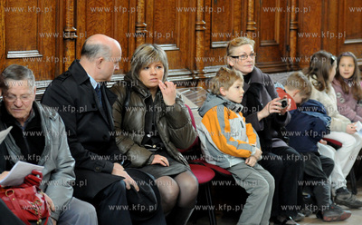 Gdansk. Dwor Artusa. Ksiaga kondolencyjna wystawiona...