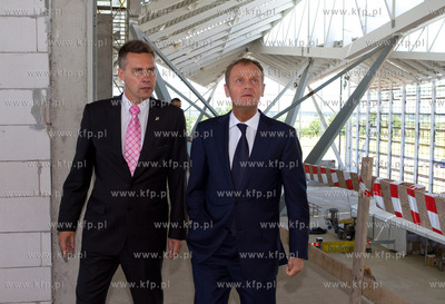 Premier Donald Tusk wizytuje budowe terminala T2 Portu...