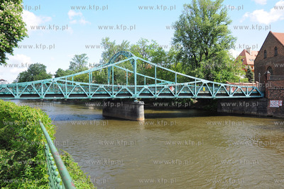 Wroclaw. Most Tumski na ktory mlode pary przyjezdzaja...