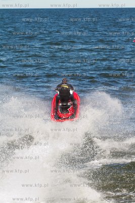 Sloneczna letnia pogoda sprzyjala wypoczynkowi na plazy...