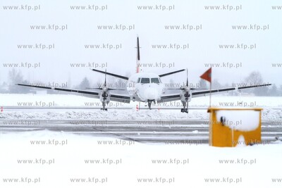 Wiosna w zimowej szacie w Porcie Lotniczym Gdansk im....