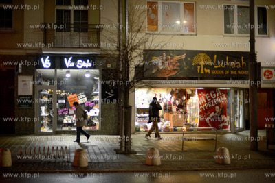 Gdynia. Centrum miasta wieczorowa pora. Witryny sklepow...