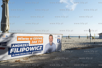 Gdynia. Billboard Andrzeja Filipowicza na plaży miejskiej...