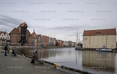 Gdańsk. Żuraw i budynki Narodowego Muzeum Morskiego....