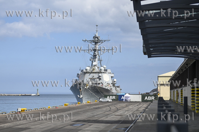 Amerykański niszczyciel USS Graveley wpłynął do...