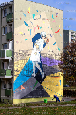 Mural na elewacji bloku przy Aleja Zwycięstwa 1 w...