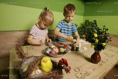 Swieta Wielkiej Nocy za pasem, dzieci maluja pisanki.
4.04.2007
fot....