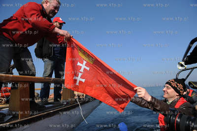 Zniszczony kadłub zaglowca Gen. Zaruski został odholowany...