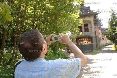 Zamek w Lapalicach, polozony jest miedzy Chmielnem...