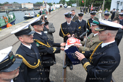 Uroczystosc nadania imienia i podniesienia bandery...