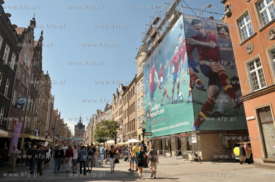 Gdansk, ul. Dluga. Pilkarska reklama firmy Adidas na...