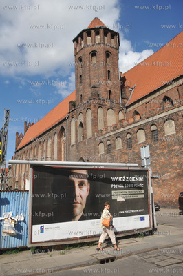 Gdansk.Bilbord na ul. Szklary, w glebi kosciol sw....