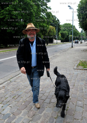 Gdansk Oliwa. Pawel Huelle na spacerze z psem na ul....