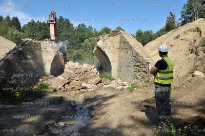 Wyburzanie ostatniego starego wiaduktu dawnej trasy...