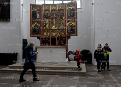 Gdansk. Kosciol Swietej Trojcy. Drewniany oltarz. ...