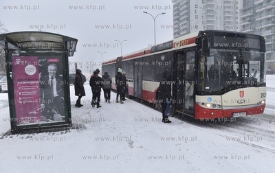 Gdańsk. Śnieżyca na Przymorzu. Autonus linii 127...