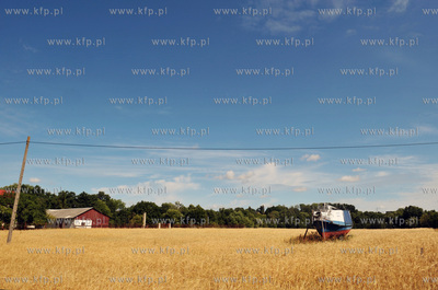 Lniska na Kaszubach w gminie Żukowo. Jacht na postoju...