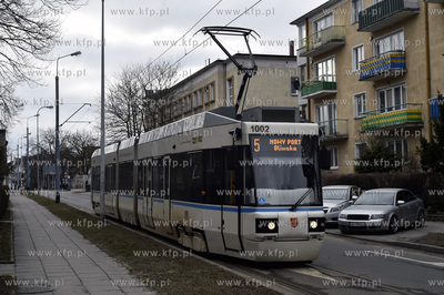 Gdańsk Nowy Port. Tramwaj linii nr 5  na ul. Władysłąwa...